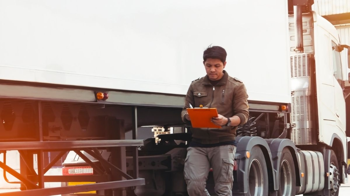 6 Ways Trucking Companies Use AI to Transform the Industry