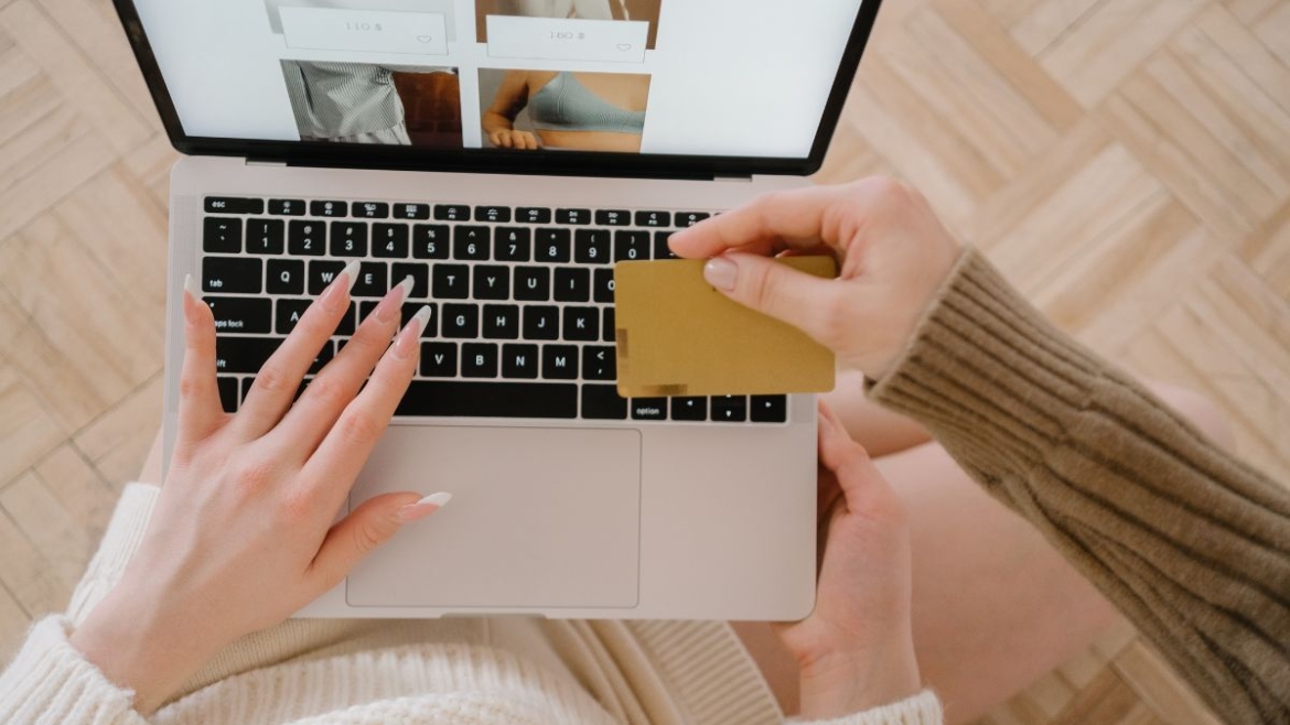 Temporary Holds on Credit Cards: A Guide for Merchants